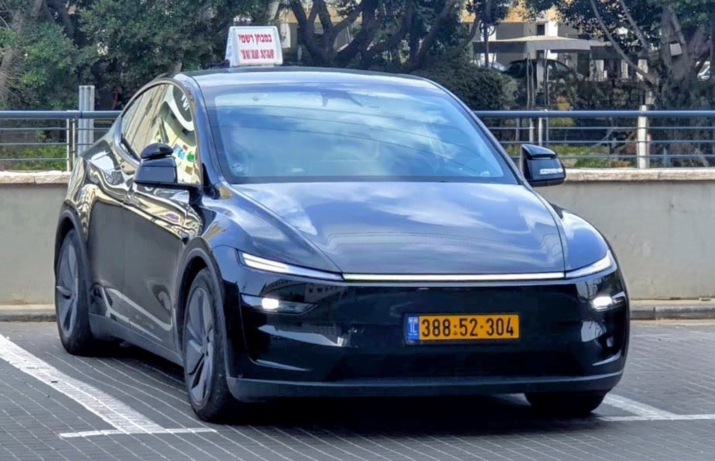 Tesla Model Y — רכב הלימוד של רונן שפרברג מורה לנהיגה בכפר סבא, רעננה והוד השרון